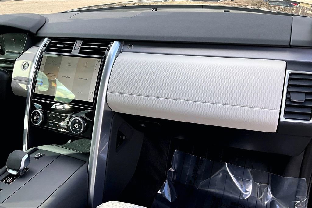 Used 2025 Land Rover Discovery Dynamic SE AWD/4WD image 28