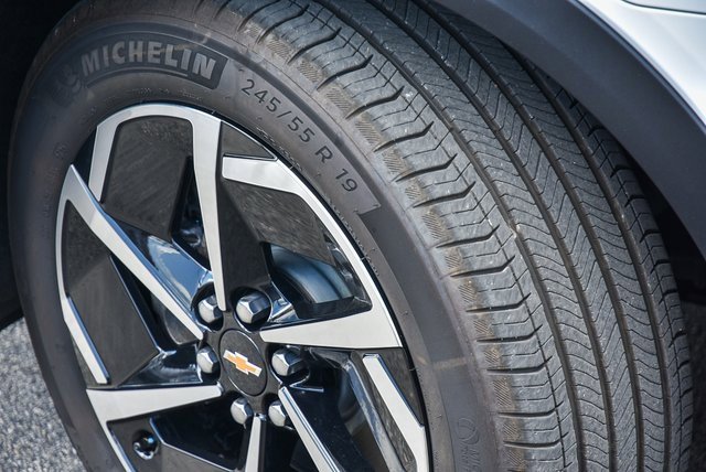 Used 2025 Chevrolet Equinox EV LT image 3