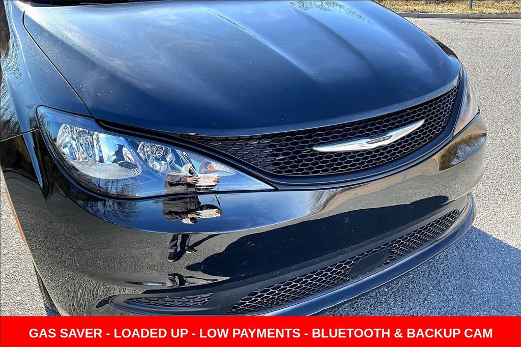 Used 2022 Chrysler Voyager LX image 31