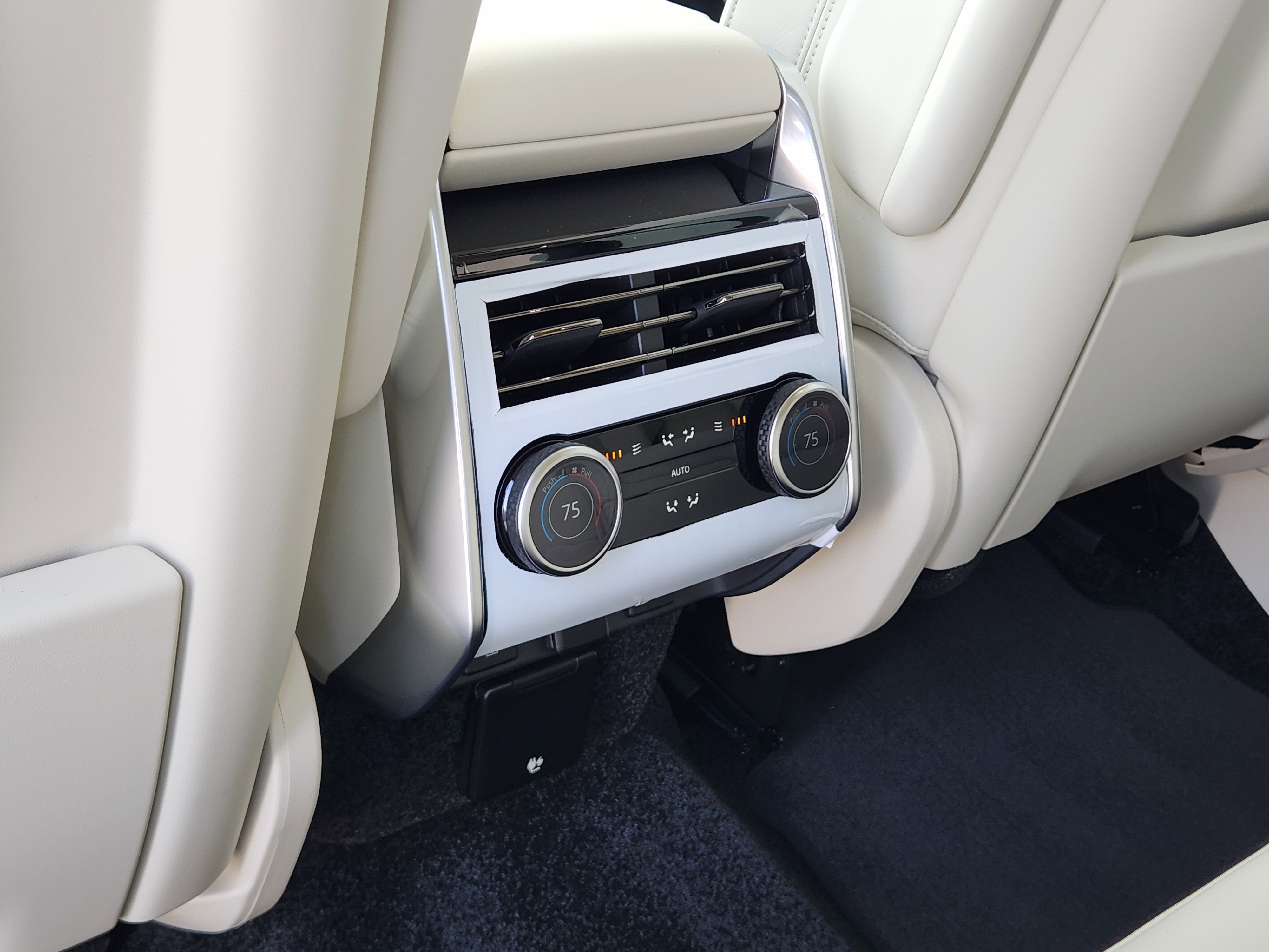 New 2026 Land Rover Range Rover SE image 32