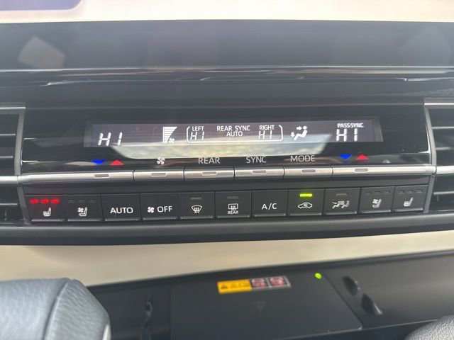 Used 2025 Toyota Sienna Platinum image 31