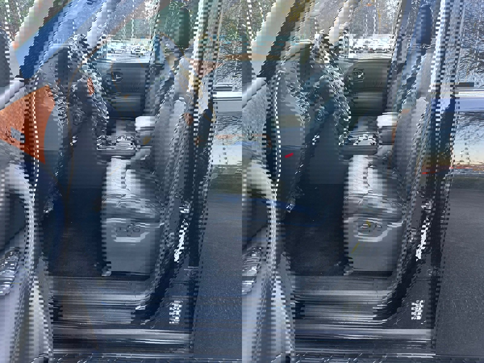 Used 2023 Nissan Armada SL w/ Captain's Chairs Package image 9