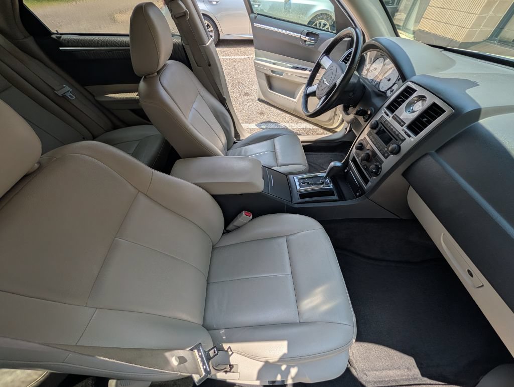 Used 2006 Chrysler 300 Touring w/ Comfort/Convenience Group RWD image 25