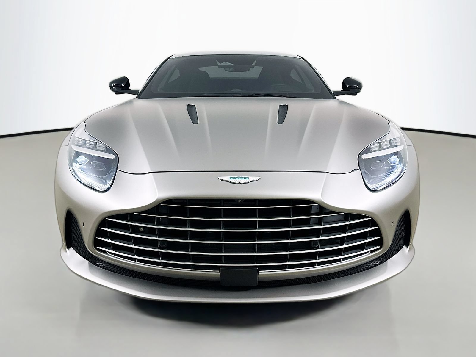 Used 2024 Aston Martin DB12 Coupe RWD image 2