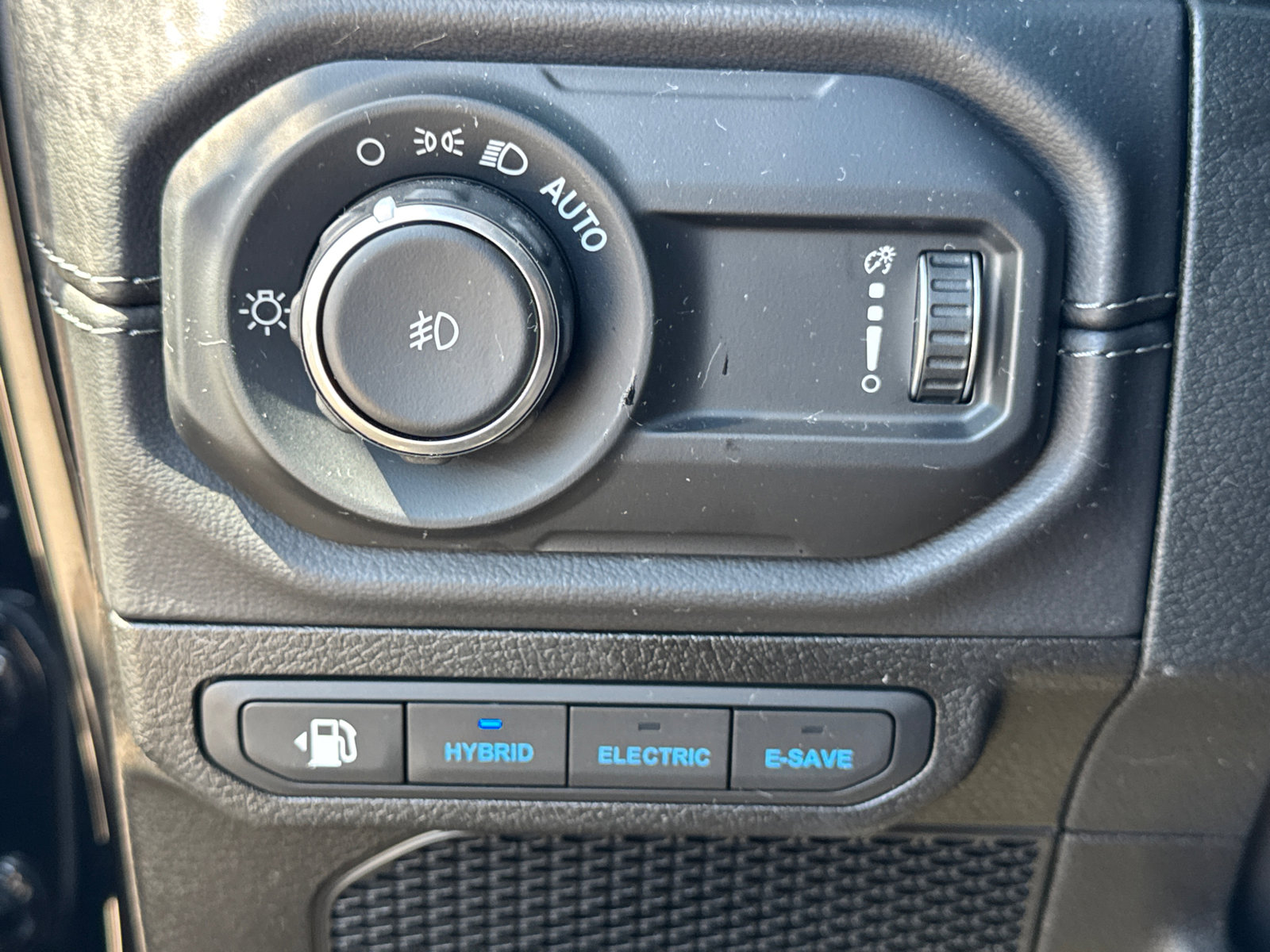 Used 2025 Jeep Wrangler Unlimited Rubicon 4xe w/ Convenience Group AWD/4WD image 29