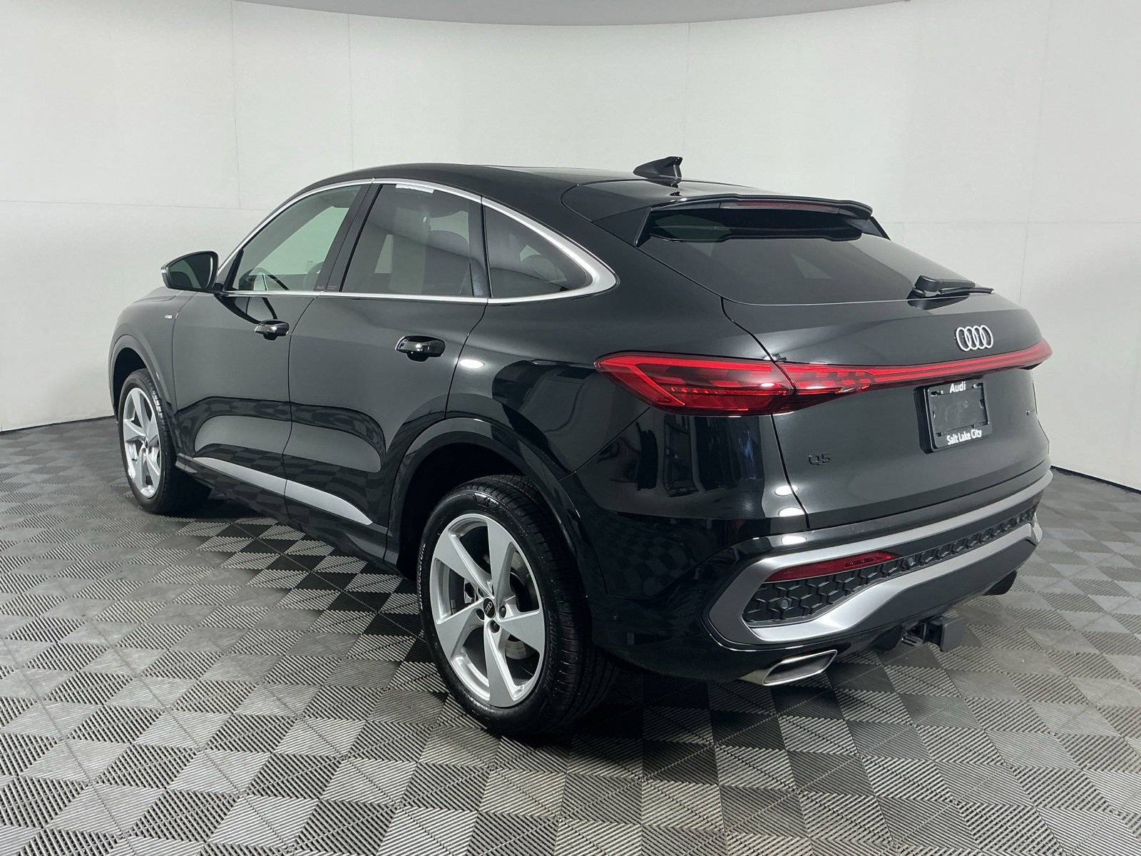 Used 2025 Audi Q5 Premium Plus w/ Premium Plus AWD/4WD image 6