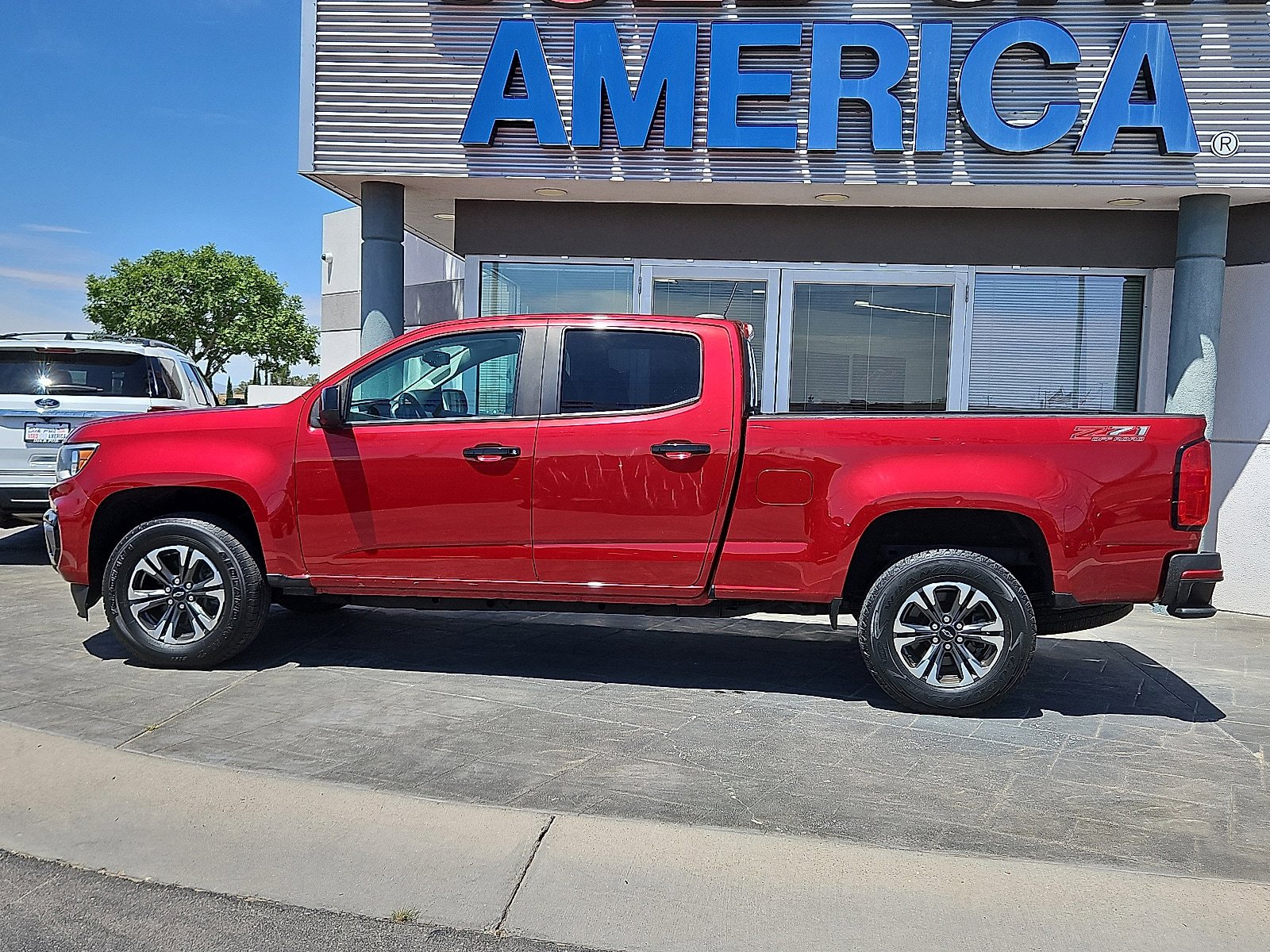 Used 2021 Chevrolet Colorado Z71 AWD/4WD image 3