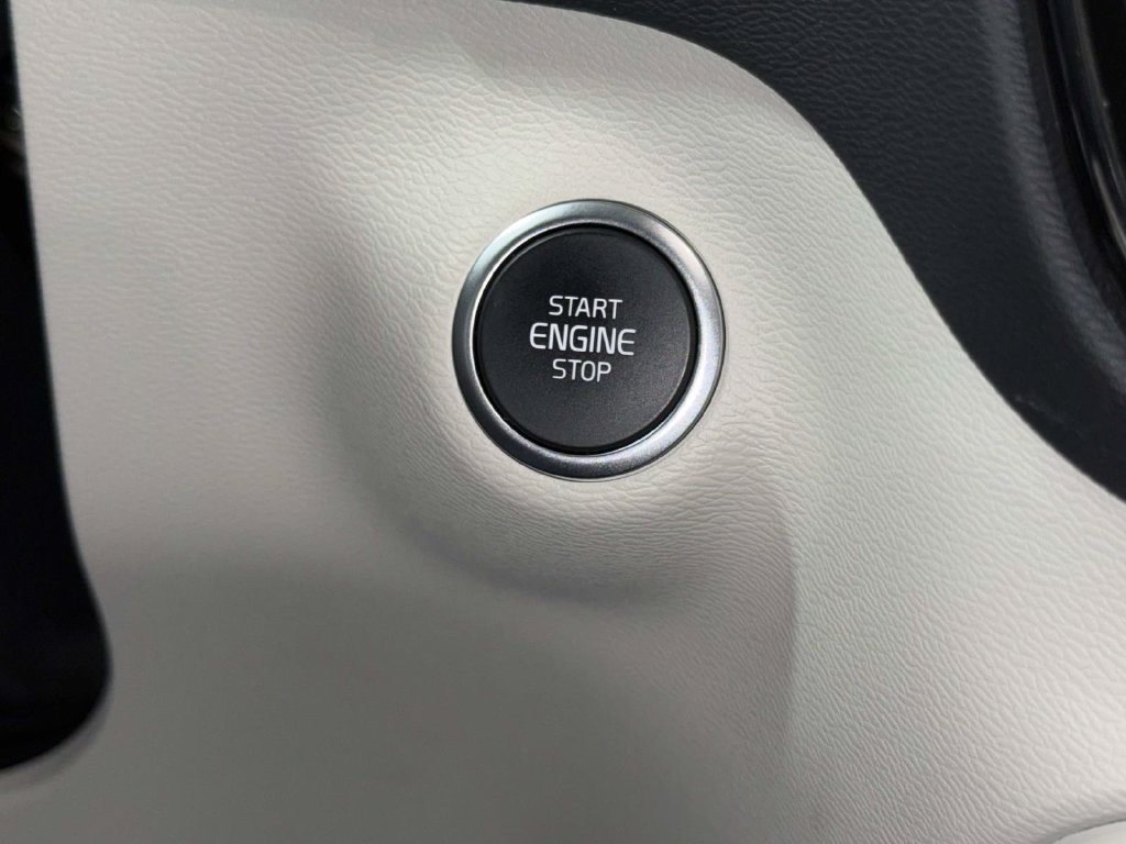 Used 2024 Volvo XC40 B5 Plus AWD/4WD image 26