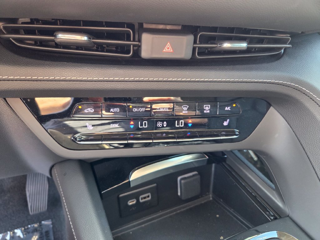 Used 2023 Buick Envision Essence AWD/4WD image 25