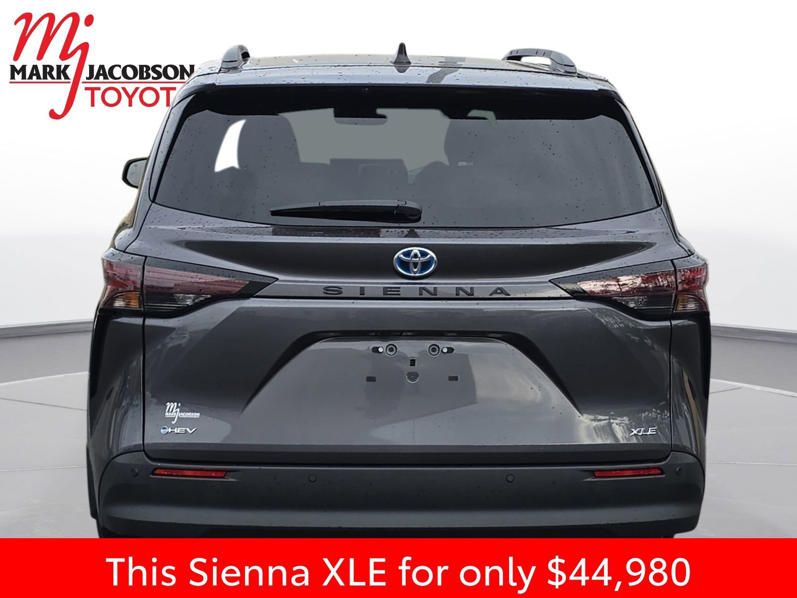 Used 2025 Toyota Sienna XLE image 11