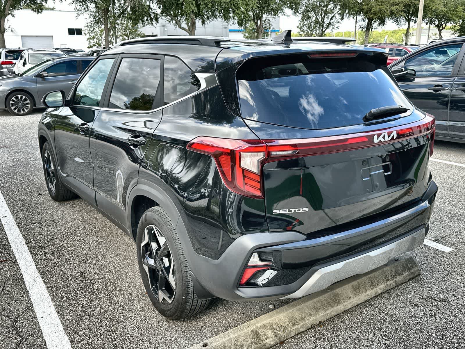 Used 2024 Kia Seltos EX FWD image 6