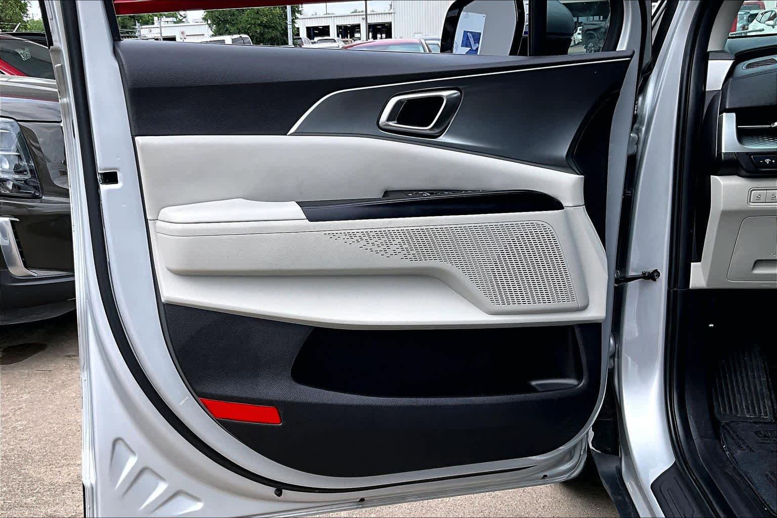 Used 2023 Kia Carnival LX FWD image 21