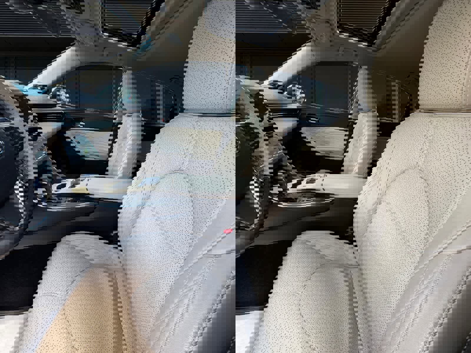 Used 2019 Toyota Avalon Limited w/ Advanced Safety Package image 2