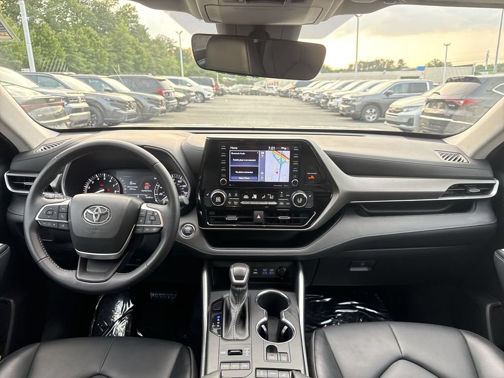 Used 2022 Toyota Highlander XLE AWD/4WD image 23