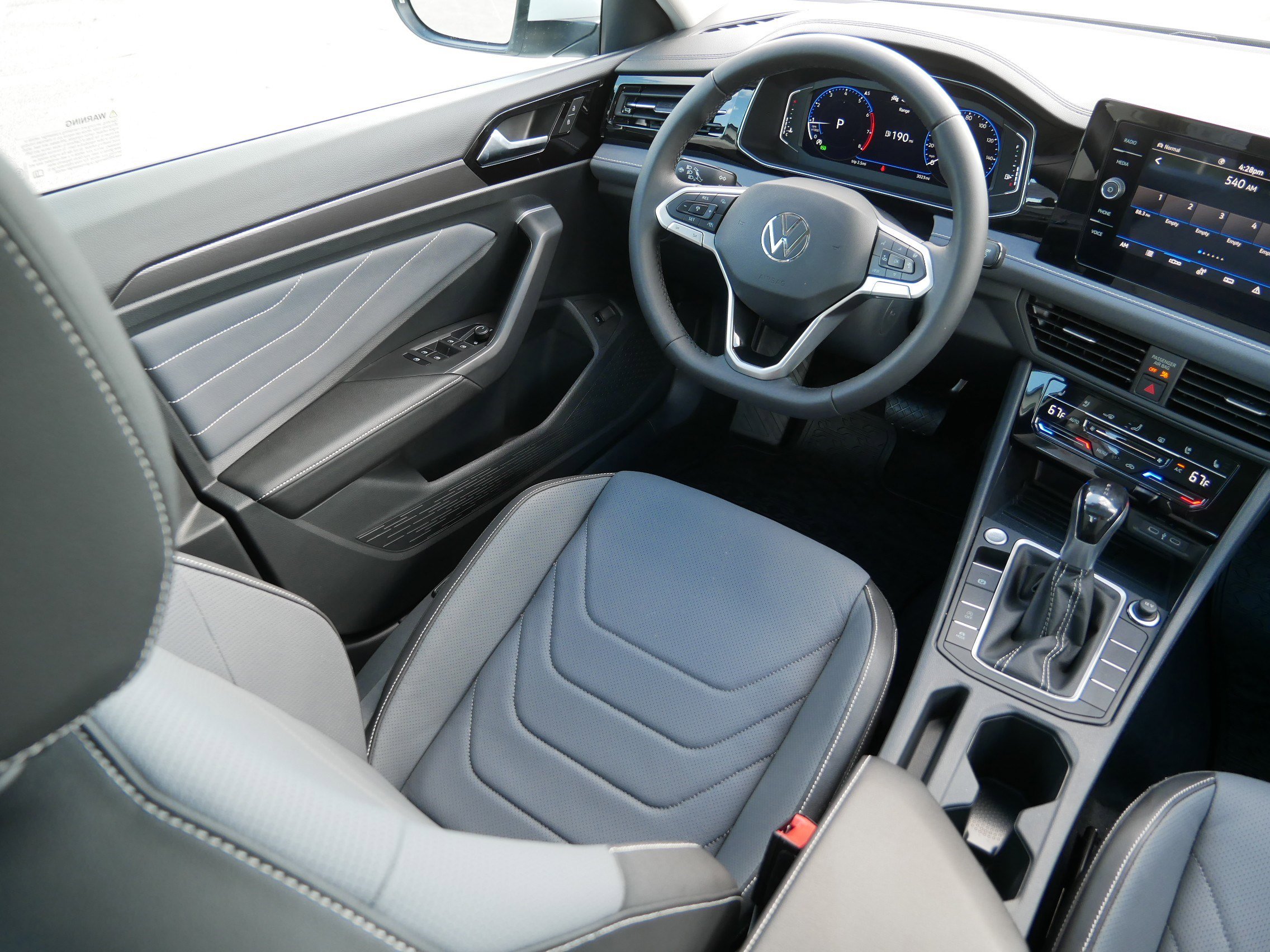 Certified 2025 Volkswagen Jetta SEL image 9