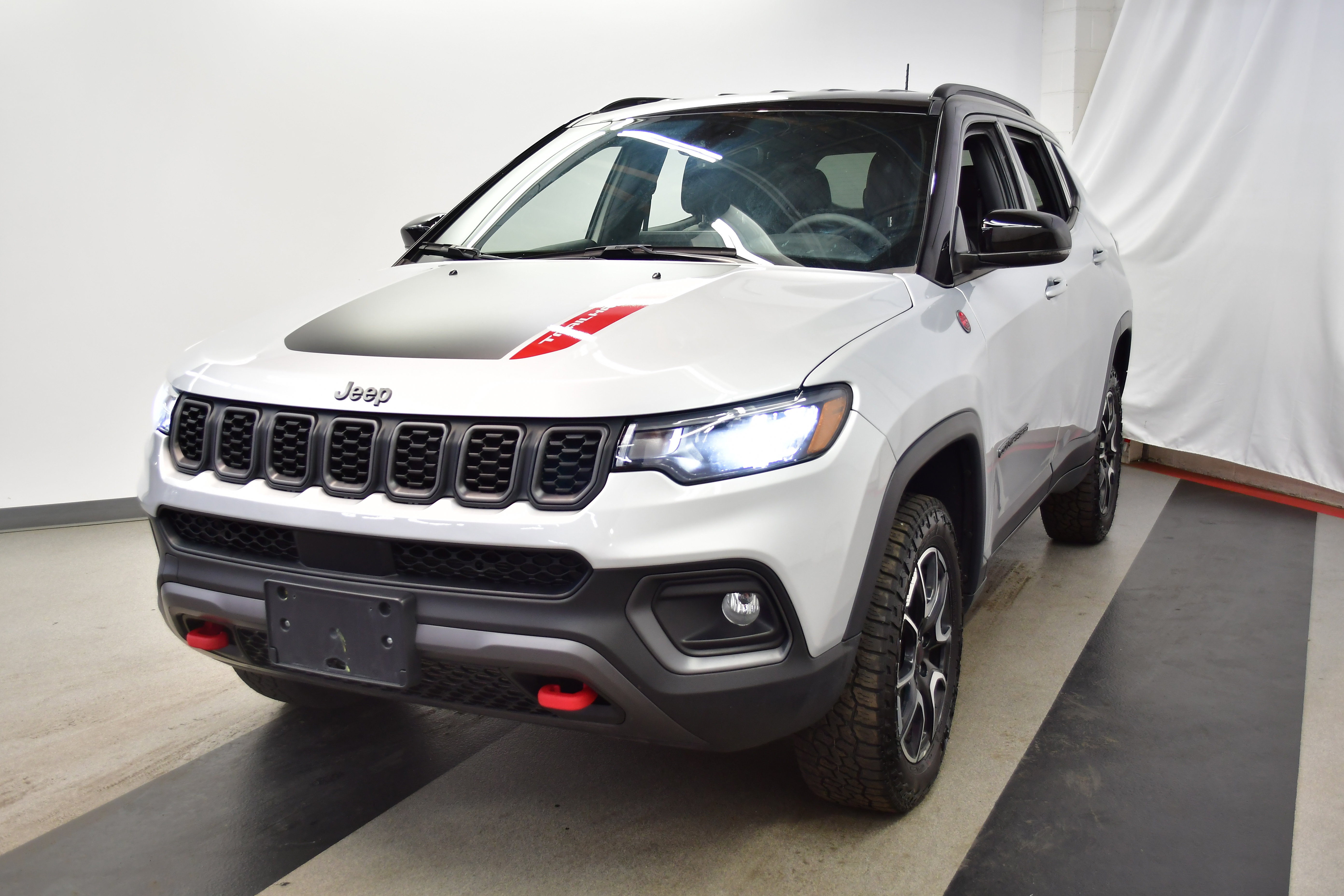 Used 2025 Jeep Compass Trailhawk AWD/4WD image 14