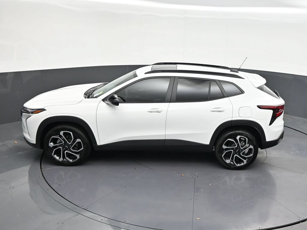 Used 2025 Chevrolet Trax RS w/ Sunroof Package FWD image 19