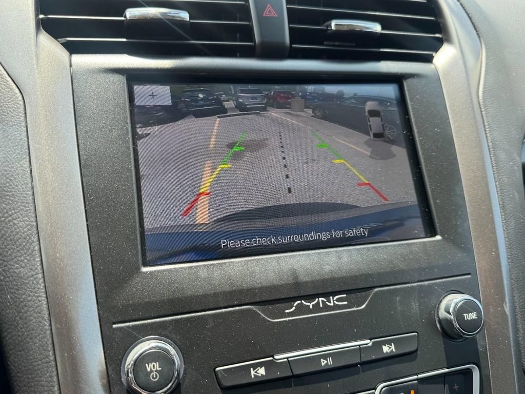 Used 2020 Ford Fusion SE FWD image 19