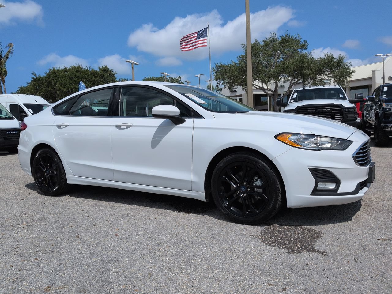 Used 2019 Ford Fusion SE w/ Equipment Group 151A FWD image 2