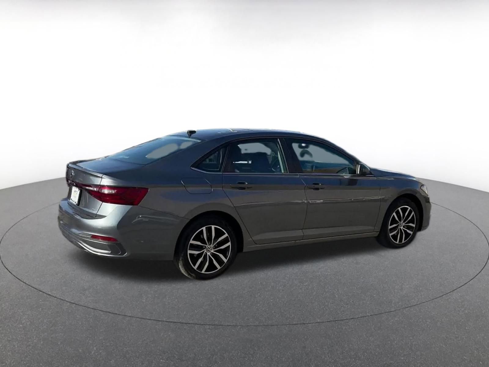 Used 2025 Volkswagen Jetta SE image 14