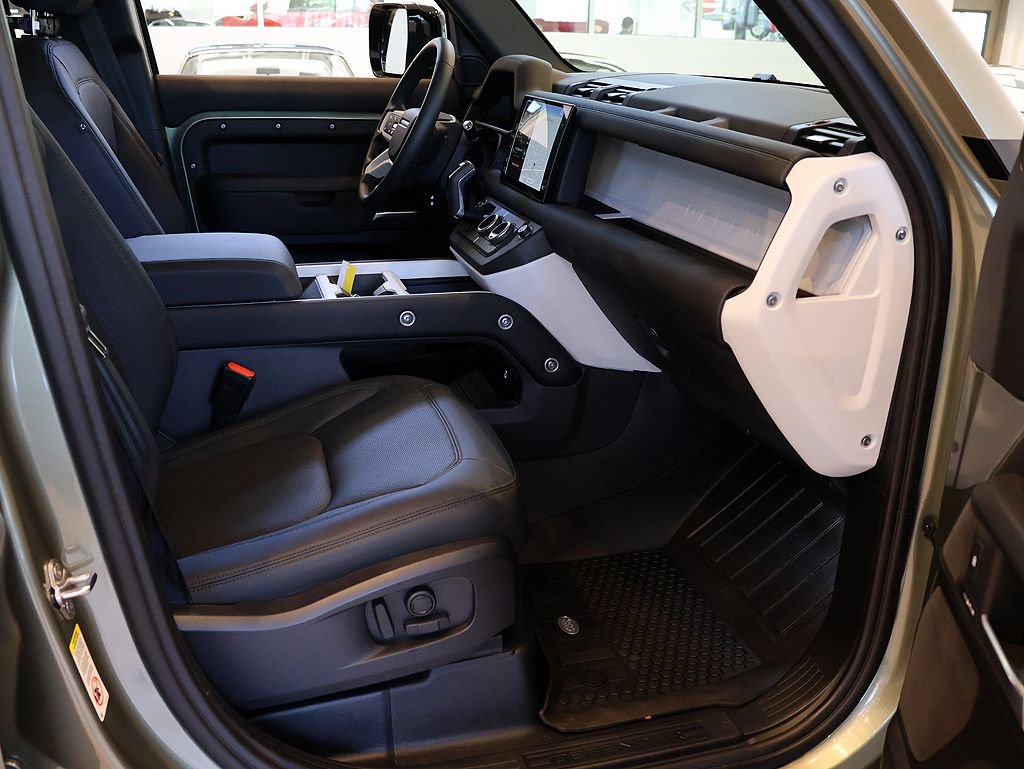 Used 2025 Land Rover Defender 110 S AWD/4WD image 57
