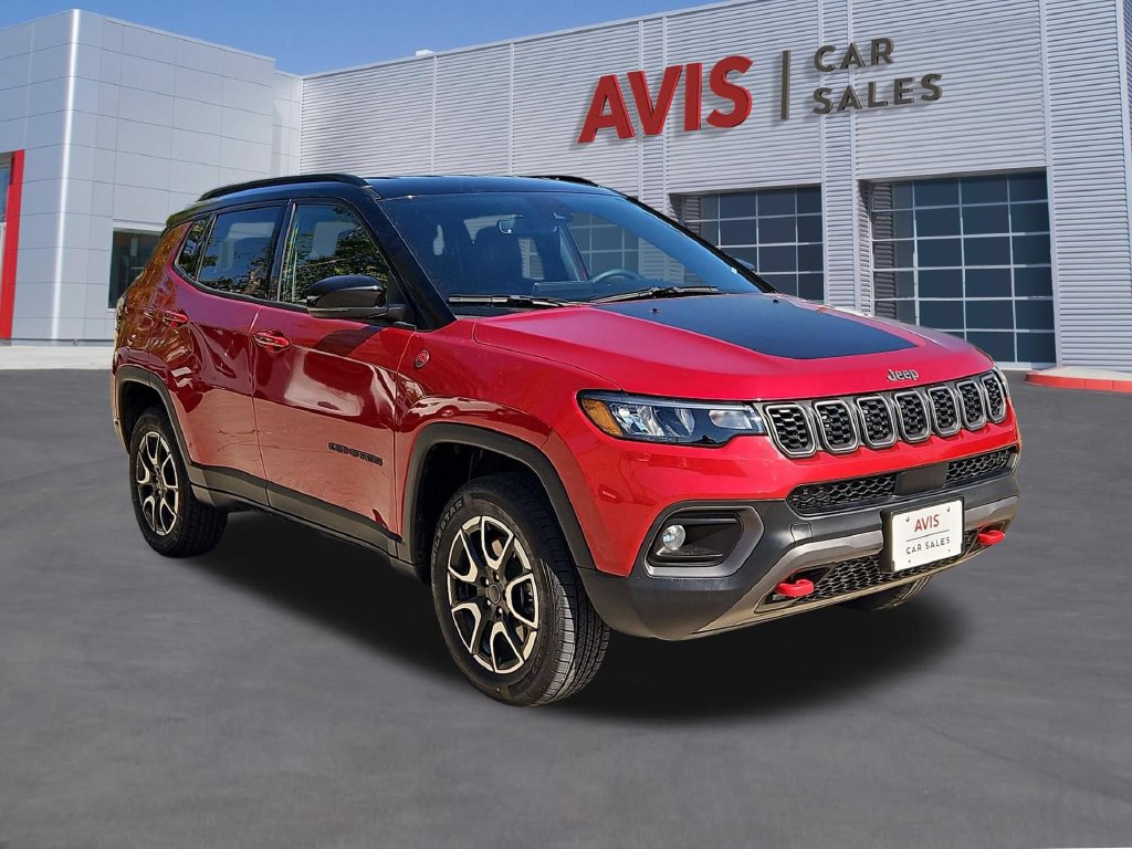 Used 2025 Jeep Compass Trailhawk AWD/4WD image 3