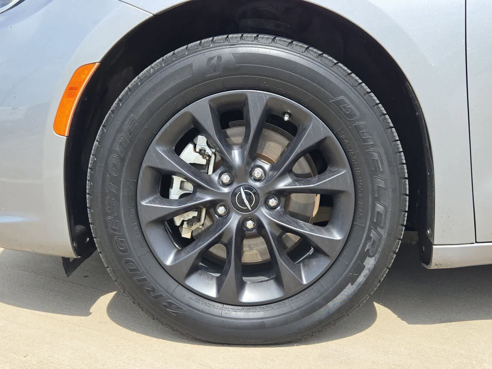 Used 2021 Chrysler Pacifica Touring w/ S Appearance Package FWD image 12