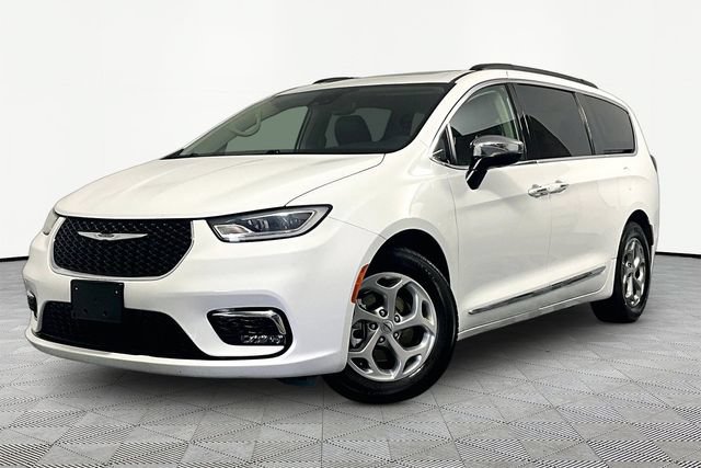 Used 2023 Chrysler Pacifica Limited FWD image 2