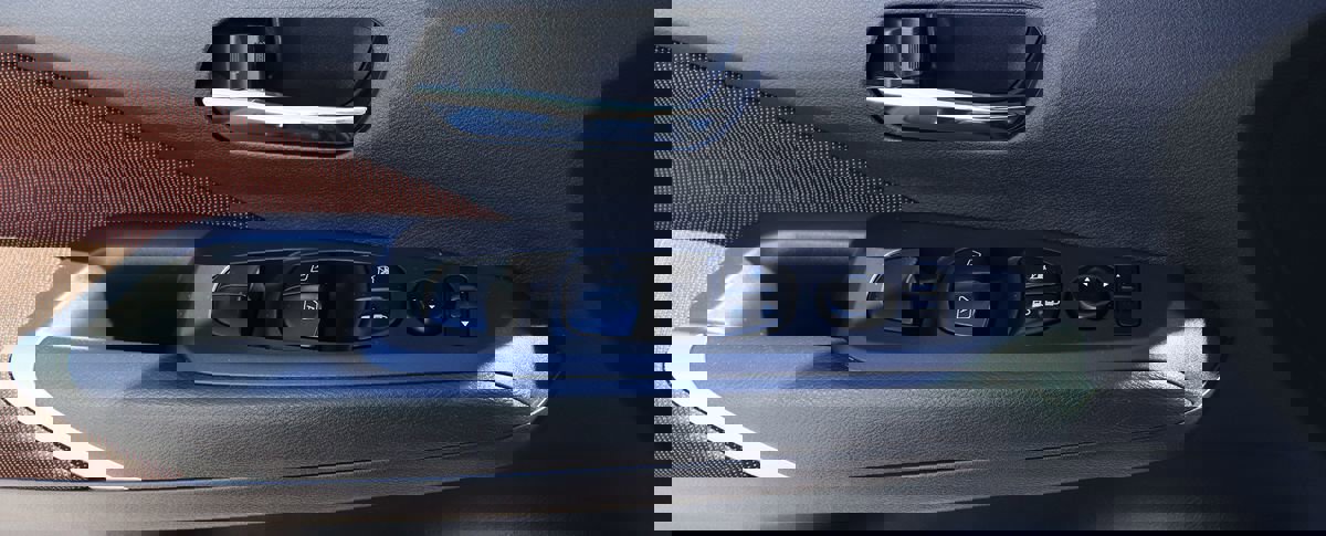 Used 2023 Nissan Kicks SR image 40