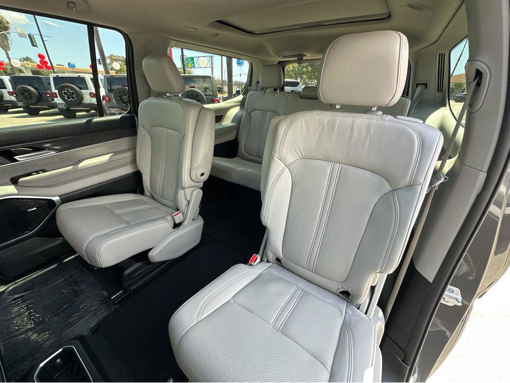 Used 2022 Jeep Wagoneer Series III w/ Premium Group I AWD/4WD image 9
