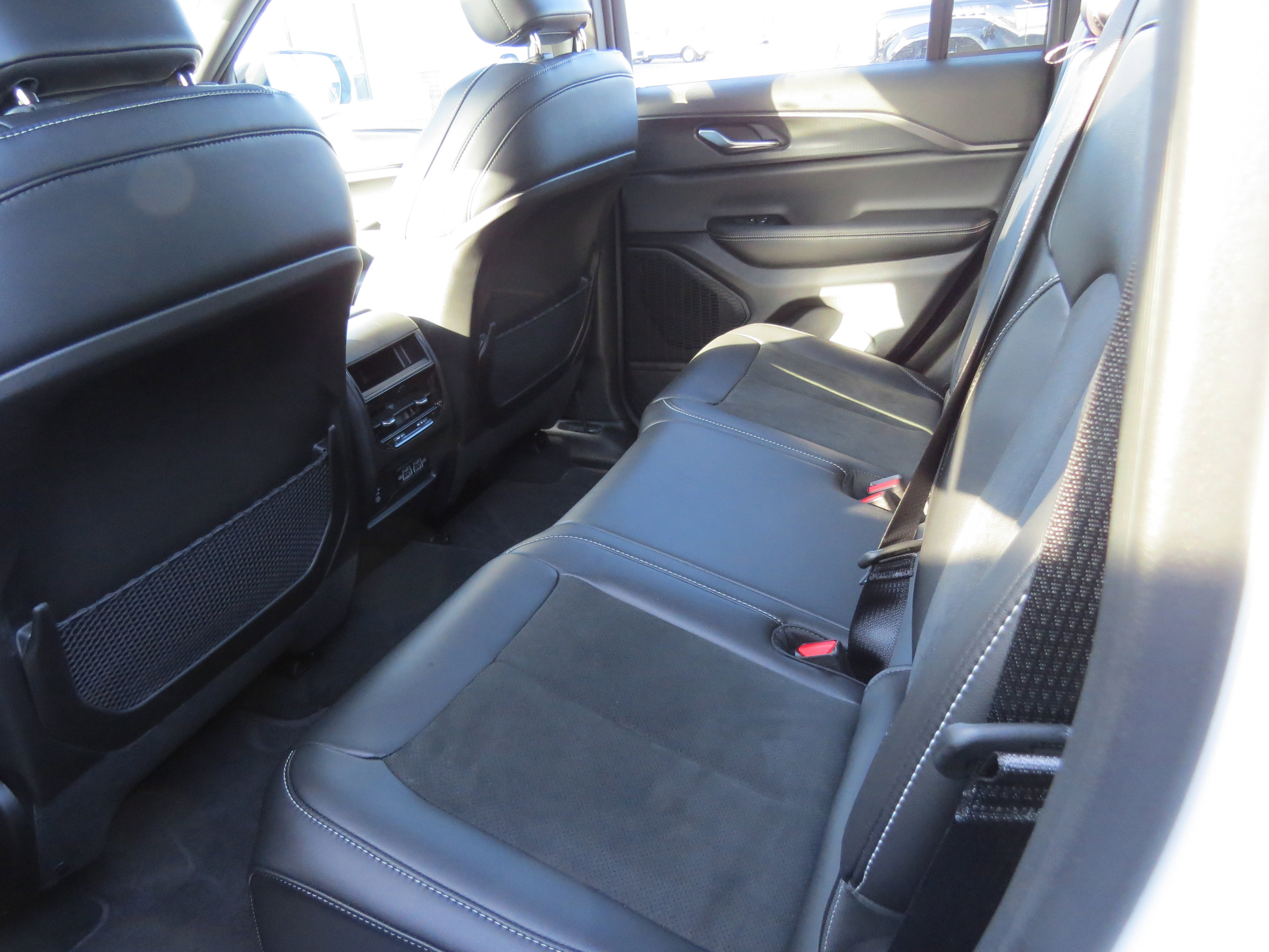 Used 2025 Jeep Grand Cherokee 4WD image 10