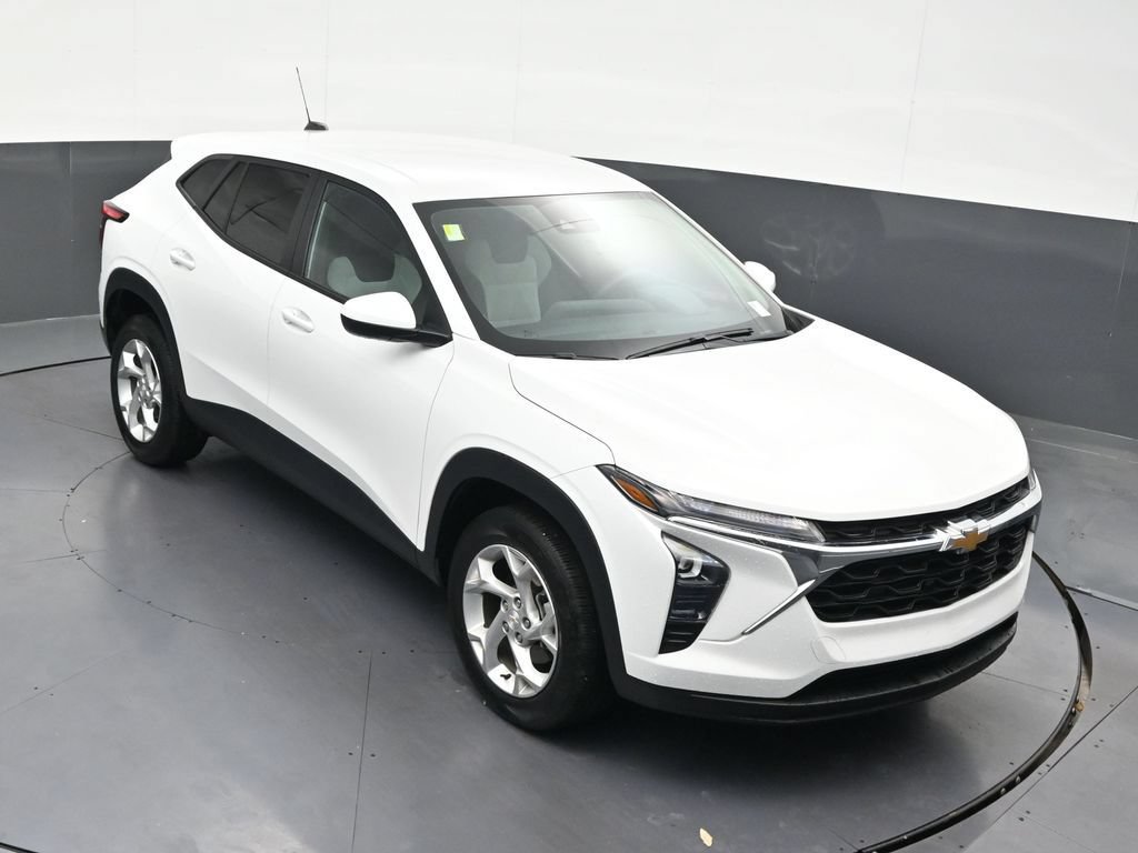 Used 2024 Chevrolet Trax LS w/ LS Convenience Package FWD image 21