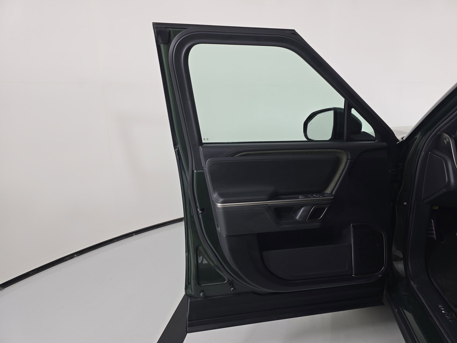 Used 2024 Rivian R1S Adventure image 16