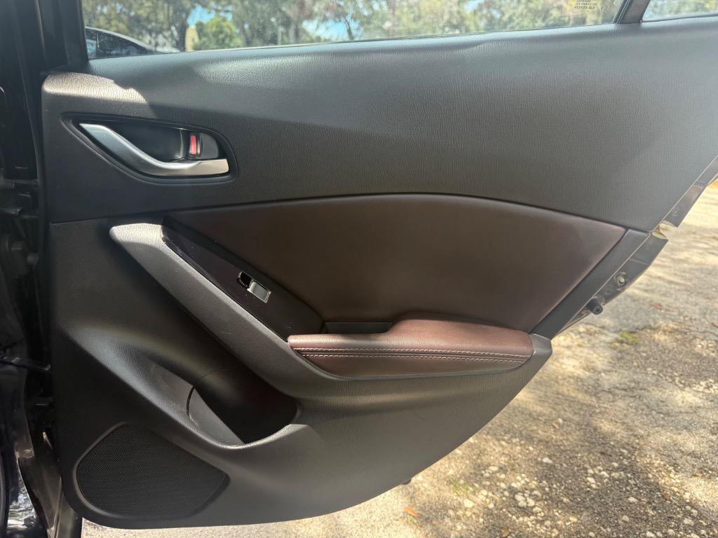 Used 2018 MAZDA MAZDA3 Touring FWD image 40