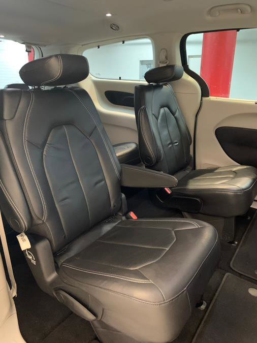 Used 2022 Chrysler Pacifica Touring-L w/ Uconnect Theater Family Group image 50