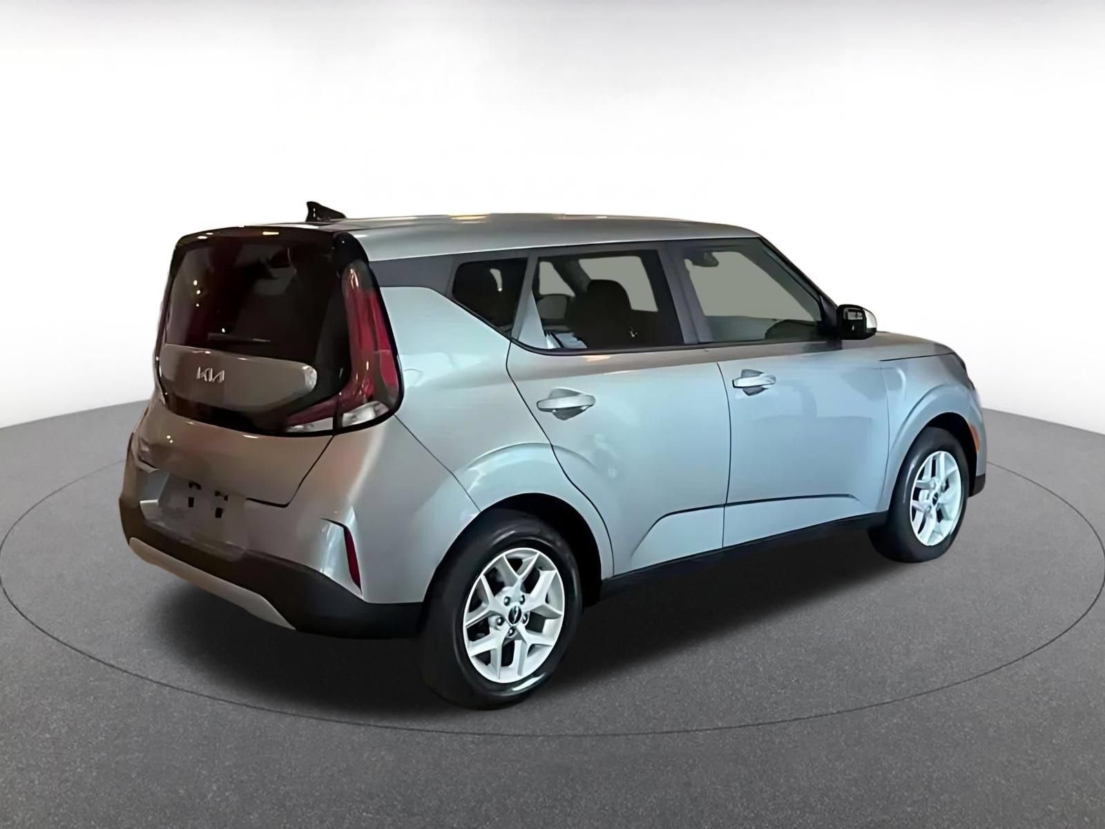 Used 2025 Kia Soul LX w/ LX Technology Package FWD image 10