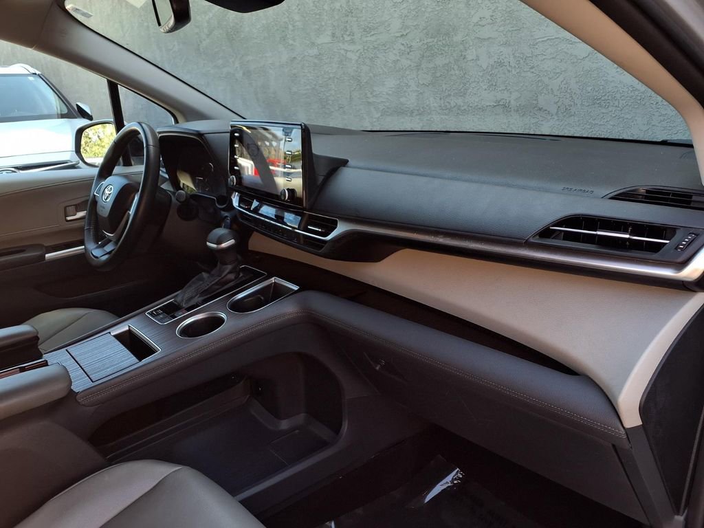 Certified 2022 Toyota Sienna XLE FWD image 23