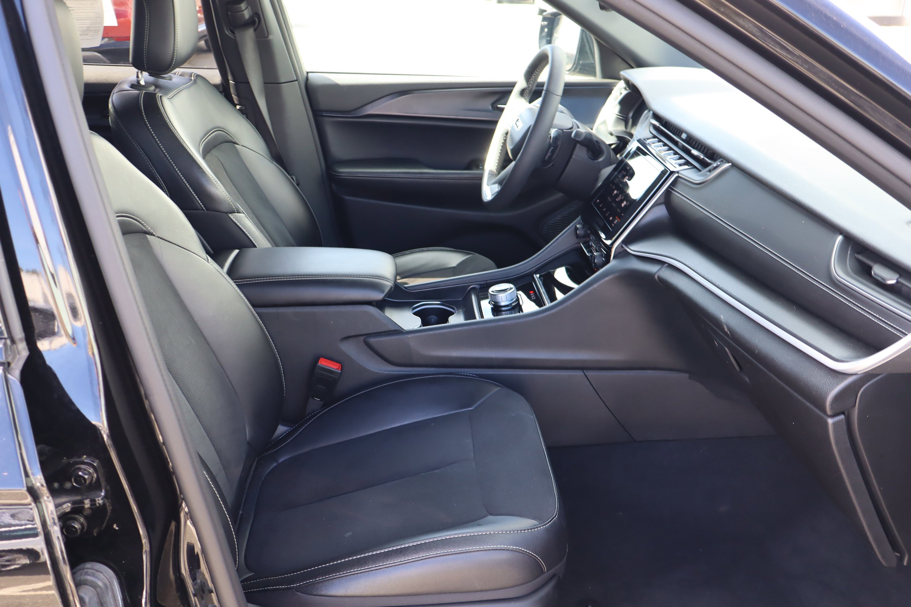 Used 2024 Jeep Grand Cherokee L Altitude image 40