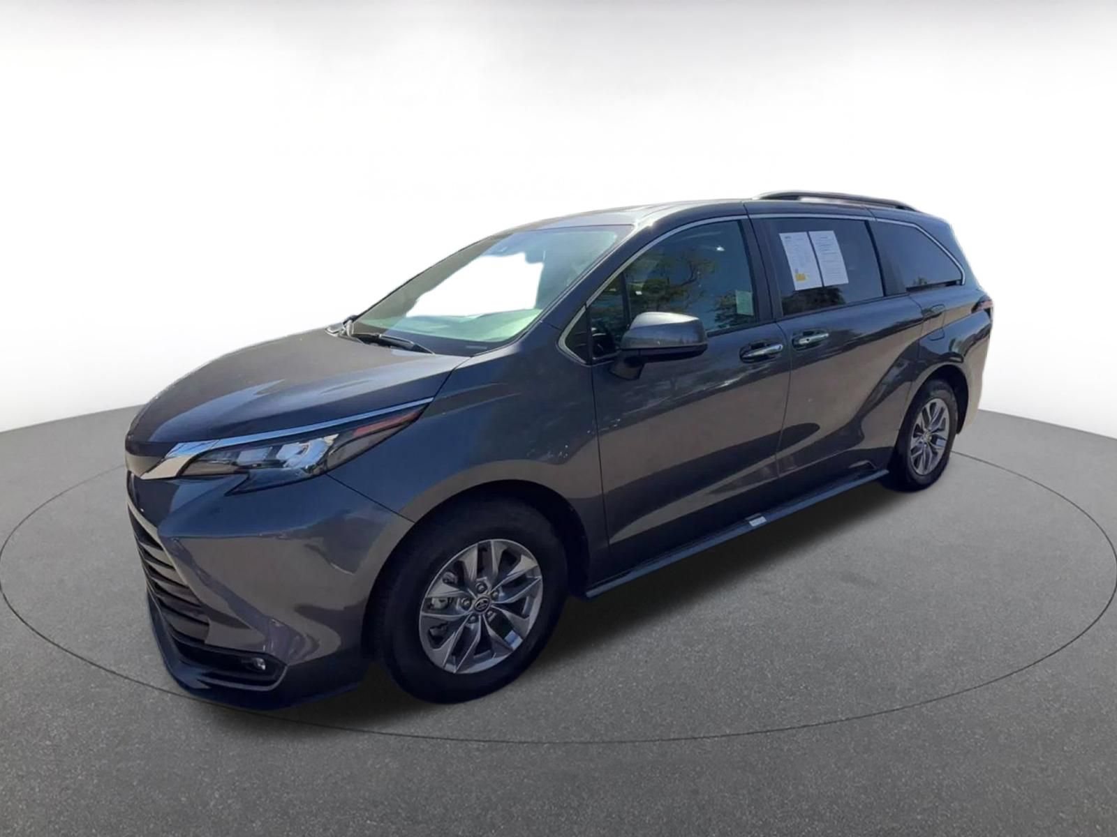 Used 2025 Toyota Sienna XLE FWD image 7