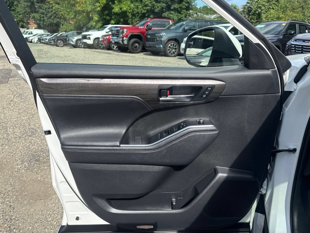 Used 2024 Toyota Highlander Platinum AWD/4WD image 12