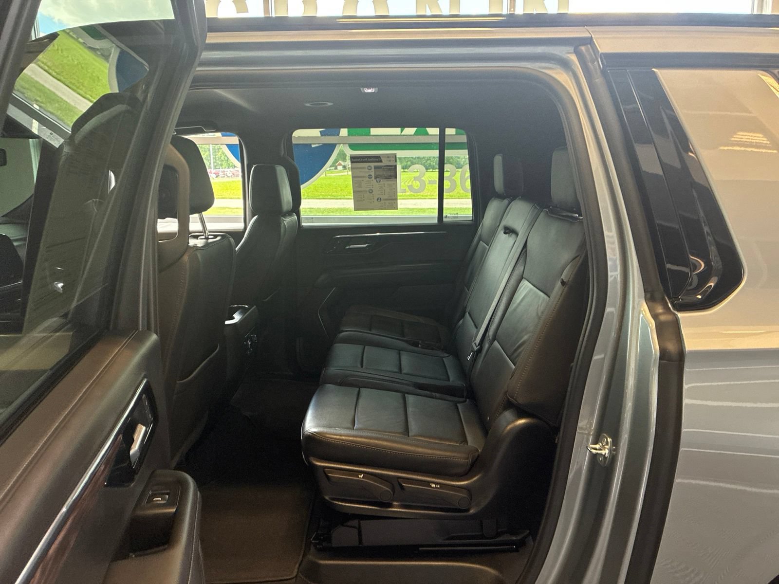 Used 2025 Chevrolet Suburban Z71 AWD/4WD image 17