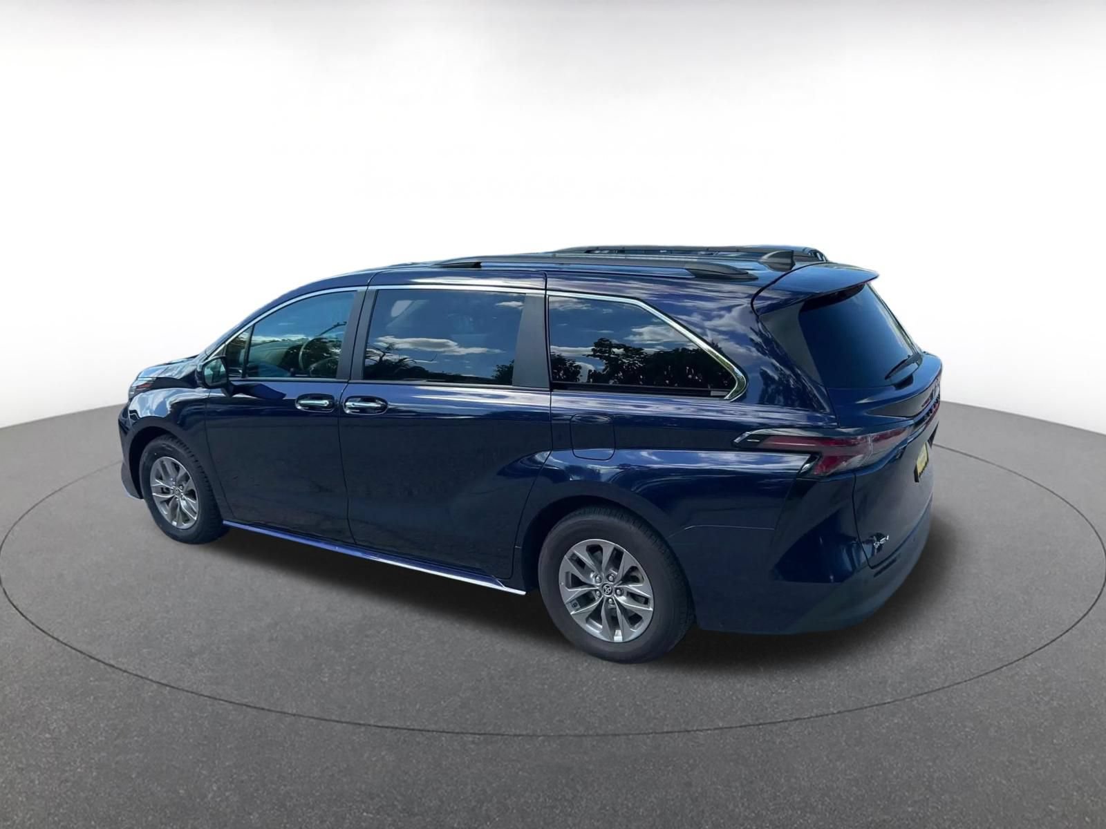 Used 2025 Toyota Sienna XLE FWD image 9