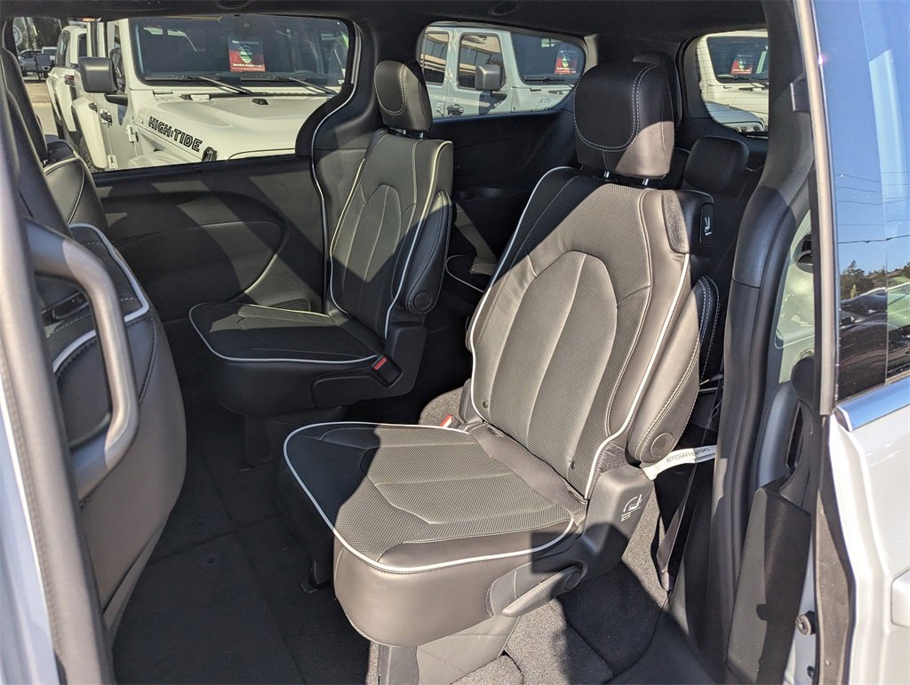 New 2026 Chrysler Pacifica Limited image 30