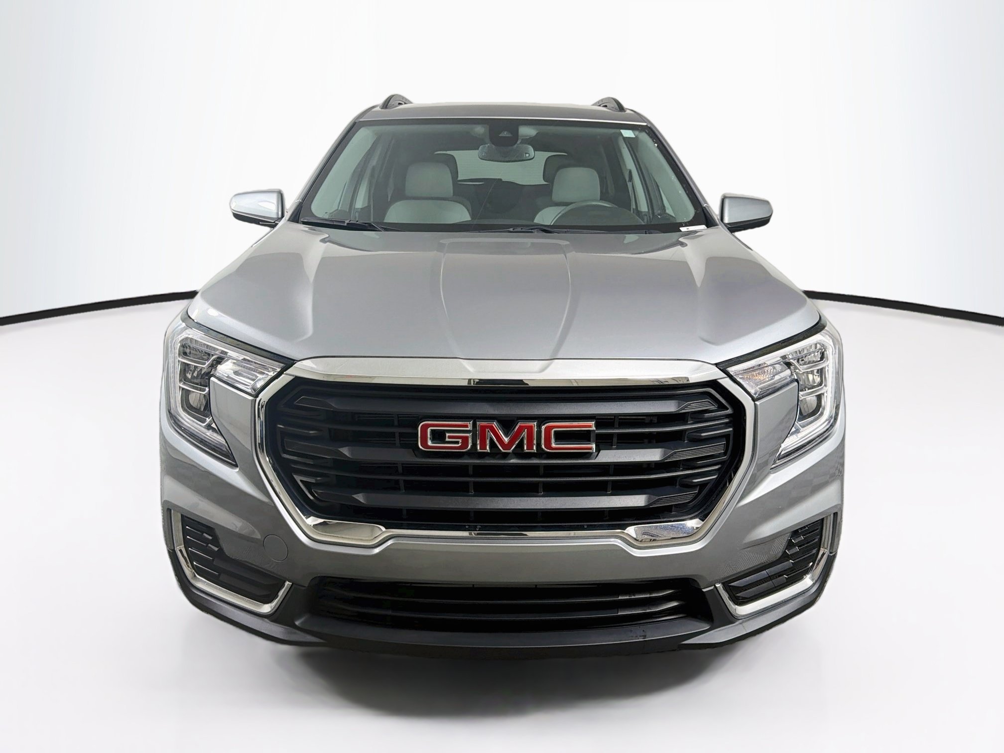 Used 2024 GMC Terrain SLE w/ Driver Convenience Package FWD image 2