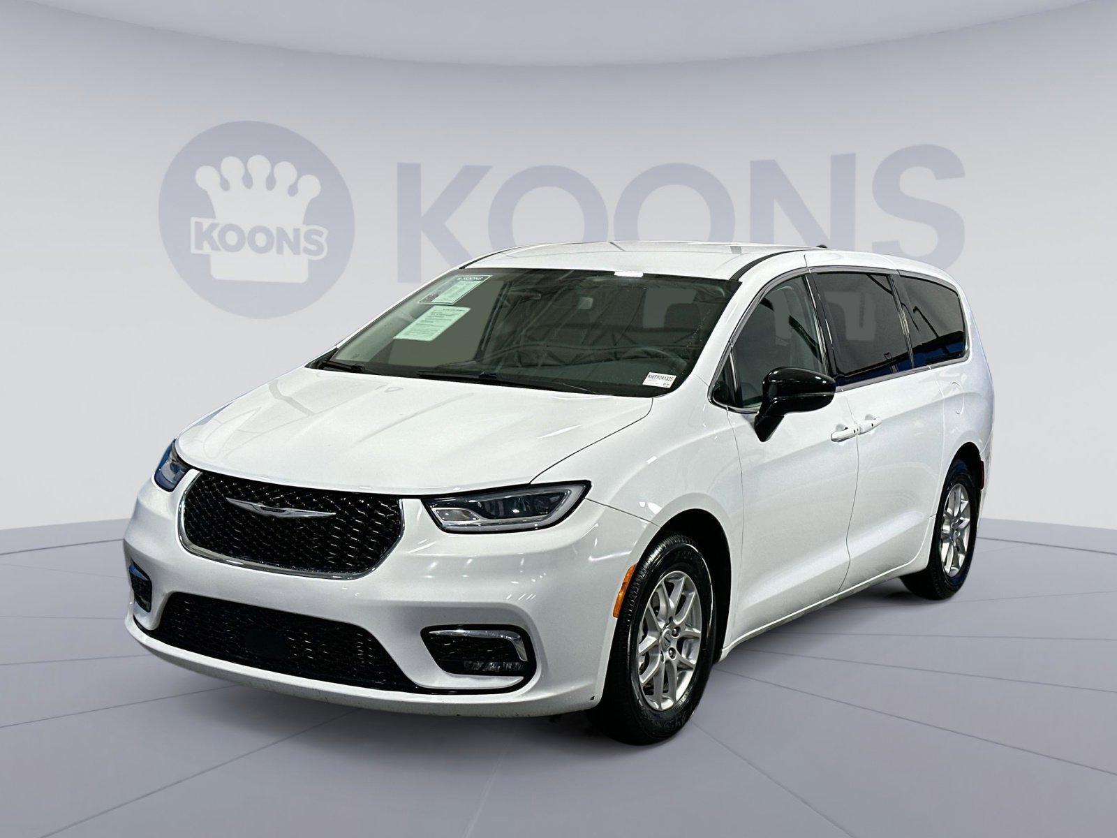 Used 2024 Chrysler Pacifica Touring-L image 1