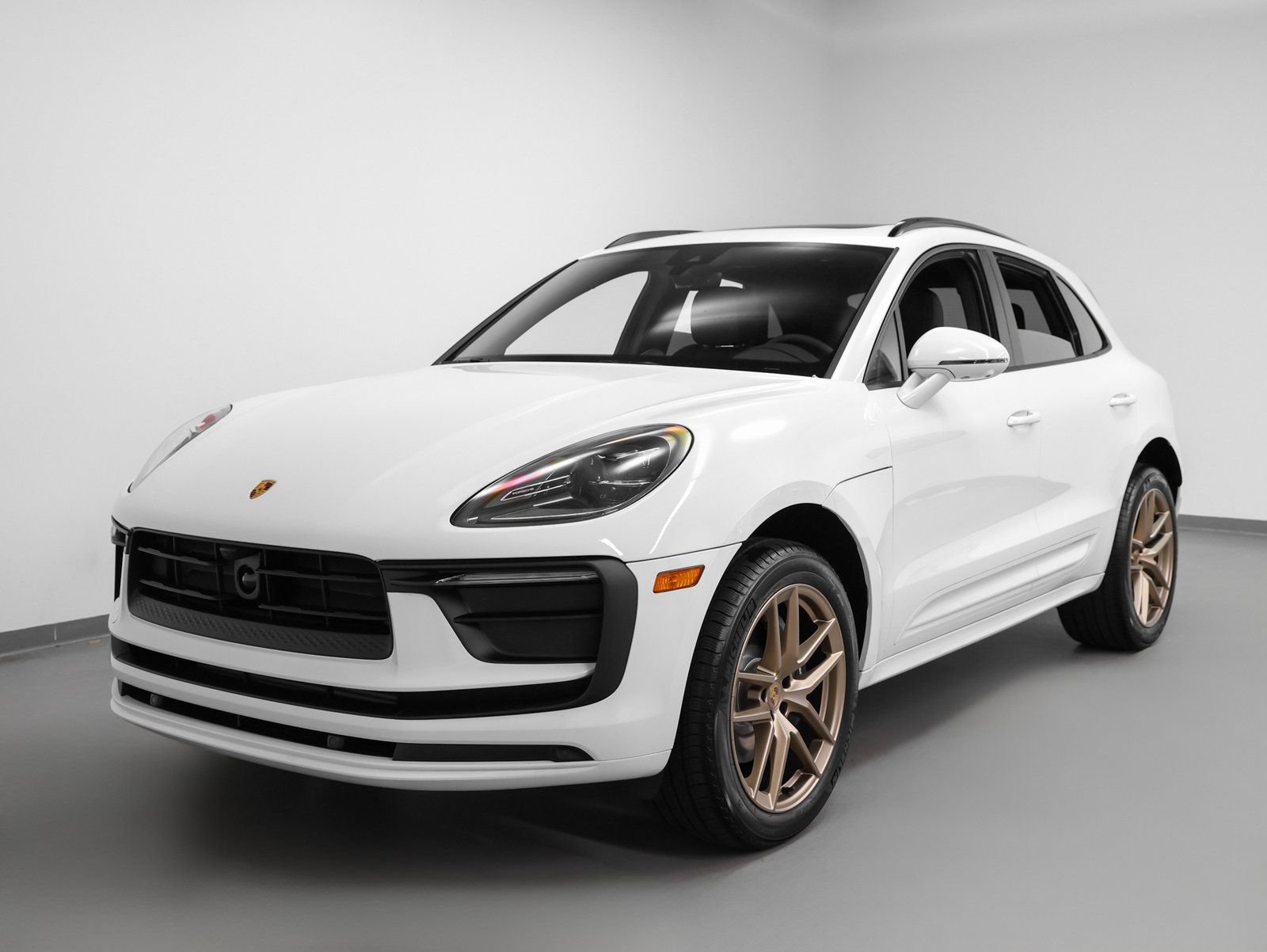 Certified 2025 Porsche Macan AWD/4WD image 6
