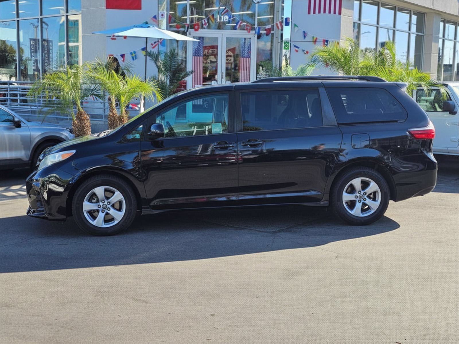 Used 2018 Toyota Sienna LE w/ Carpet Mat Package FWD image 4