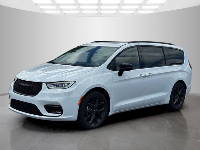 Certified 2025 Chrysler Pacifica Limited FWD image 3