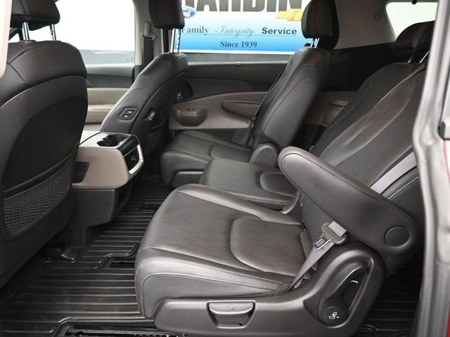 Used 2025 Kia Carnival EX FWD image 11