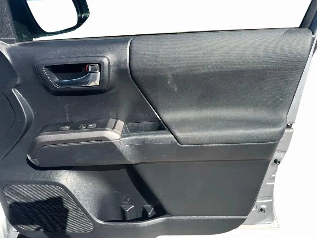 Used 2018 Toyota Tacoma TRD Off-Road w/ Technology Package image 15